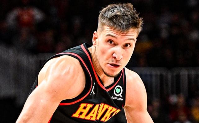 塞萨尔：齐沃为什么要换下博尼和泽林斯基？他俩明明表现最好（塞萨尔质疑齐沃换人决定：为何撤下表现最好的博尼和泽林斯基？）