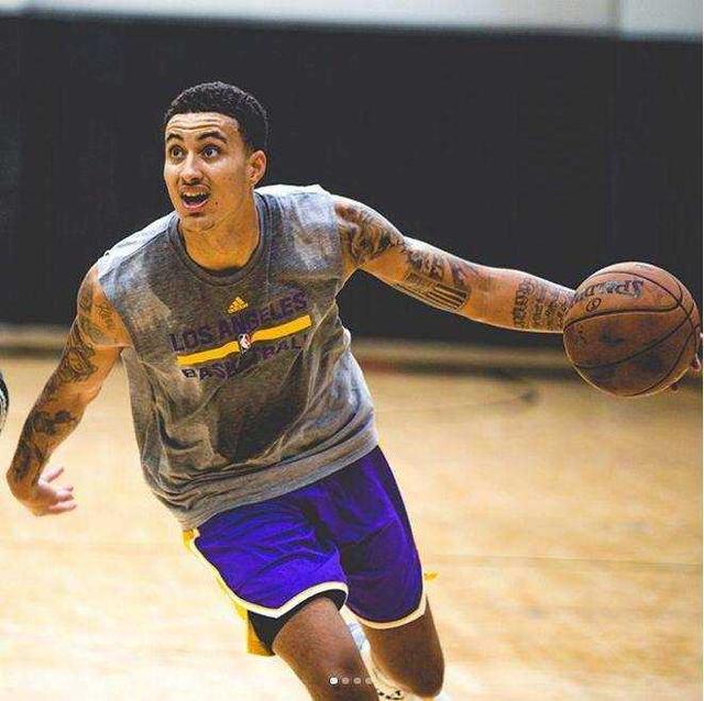 欧冠小组赛名额争夺白热化（欧冠小组赛席位之争愈演愈烈）