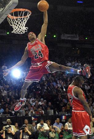 欧冠半场：两队均破门乏术，摩纳哥0-0闷平加拉塔萨雷（欧冠半场：摩纳哥与加拉塔萨雷互交白卷，比分暂为0-0）